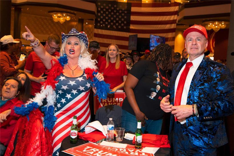 Stephanie Smith und Thomas Brewer reagieren auf die Wahlergebnisse bei der Wahlp...