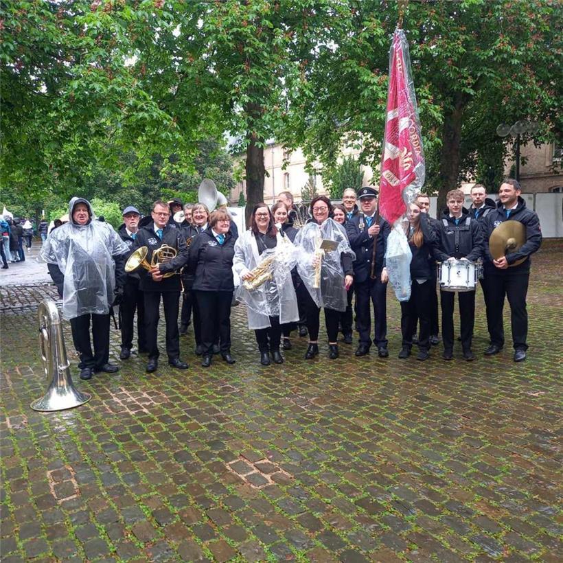 Stéphanie Weydert (M.) mit ihren Kollegen von der „Hierber Musek“
