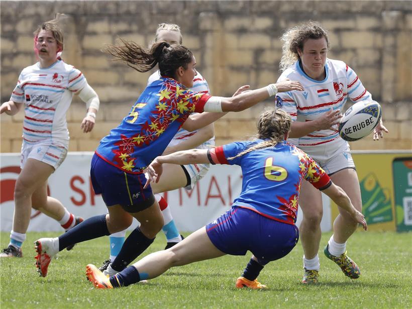 Menschen verschiedener Herkunft vereint gegen Stereotypen und soziale Ungerechtigkeiten im Kampf für Gleichheit