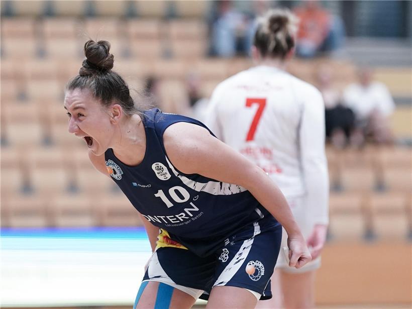 Esmeralda Skrijelj spielt leidenschaftlich und aktiv auf dem Spielfeld, sichtbar in voller Bewegung während der Saison