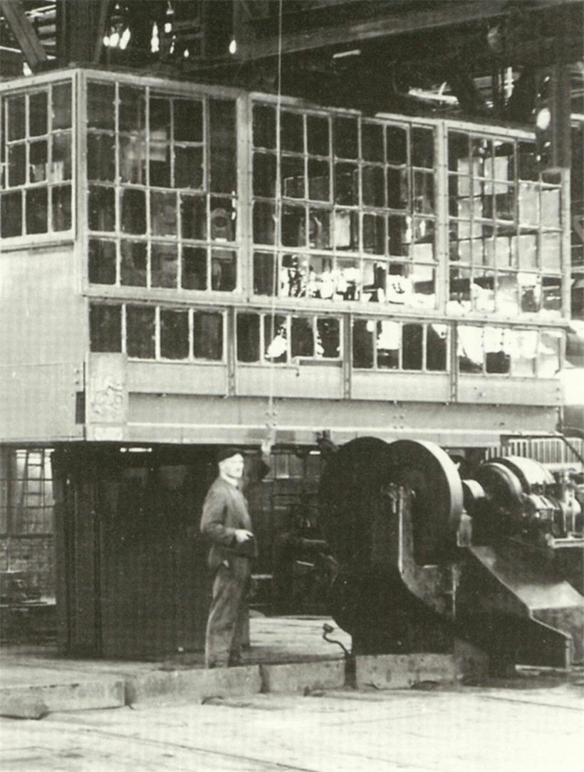 Steuerbühne des Walzwerks der Arbed Esch-Schifflange, wo Henri Adam einen etwa drei Kilogramm schweren Hebeschlüssel an der Sirene befestigte
