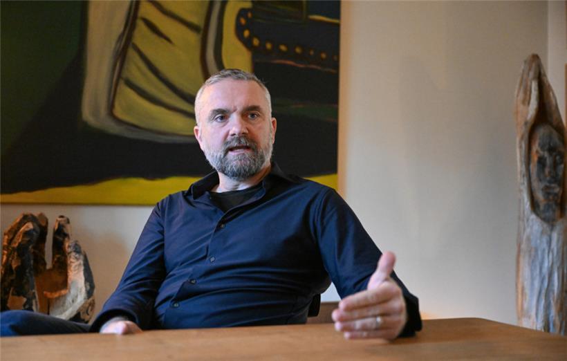 Steve Faltz, LSAP, 4.514 Stimmen: Der 50-Jährige ist Bauingenieur, lebt im Dellhéicht-Viertel und arbeitet im Sportministerium. Seit 2020 ist Faltz Präsident der Escher LSAP-Sektion und war bei den Gemeindewahlen deren Spitzenkandidat. Faltz ist verheiratet und u.a. Präsident des Escher Volleyballclubs. Als Hobby-Imker produziert er den Stadthonig „HunnEsch“.
