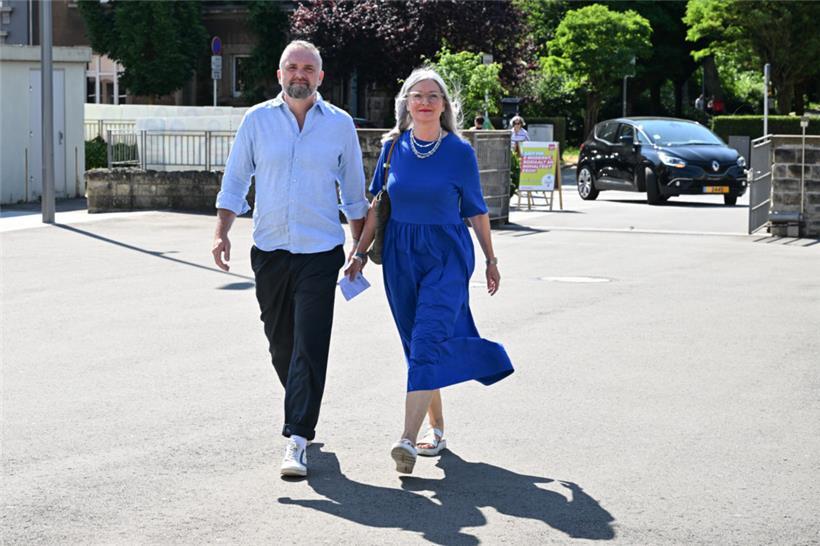 Steve Faltz und seine Ehefrau Danielle auf dem Weg zur Urne
