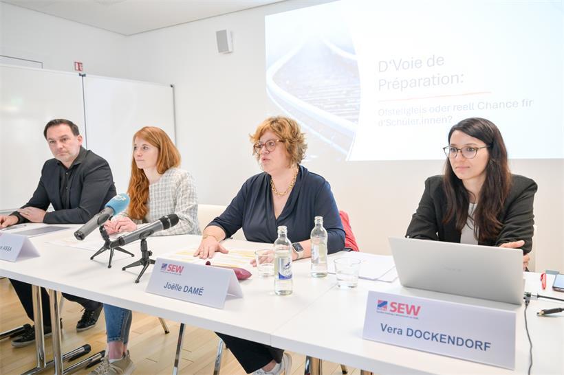 Steve Goetzinger, Véronique Assa, Joëlle Damé und Vera Dockendorf (v.l.) stellen die Ergebnisse der Umfrage in der „Voie de préparation“ vor
