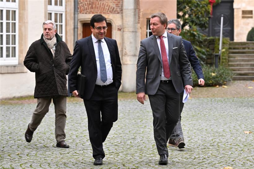 Steve Heiliger, Generalsekretär der CGFP (l.), und Marc Hansen, Minister für den öffentlichen Dienst (r.), zeigten sich während der Pressekonferenz zufrieden mit dem Abkommen

