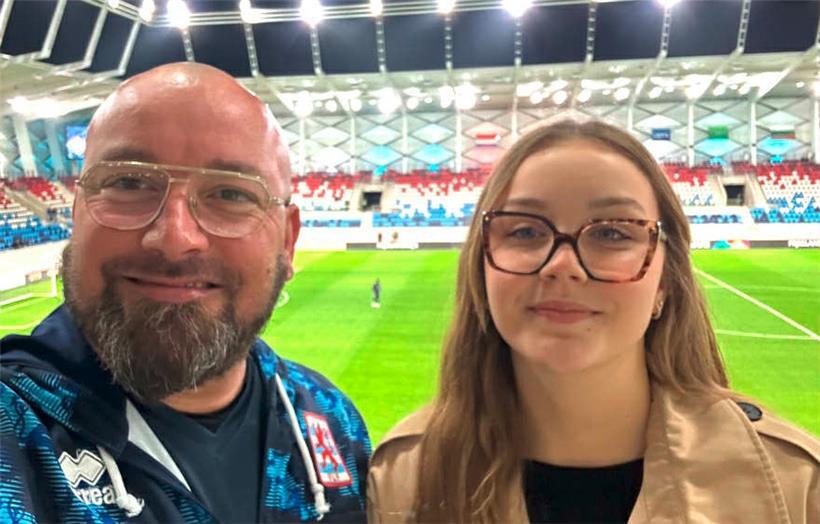Steve Kerger mit seiner Tochter im Stade de Luxembourg
