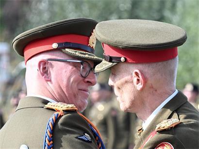 Steve Thull (r.) übergab am Montag das Kommando an seinen Nachfolger Claude Robinet (l.)