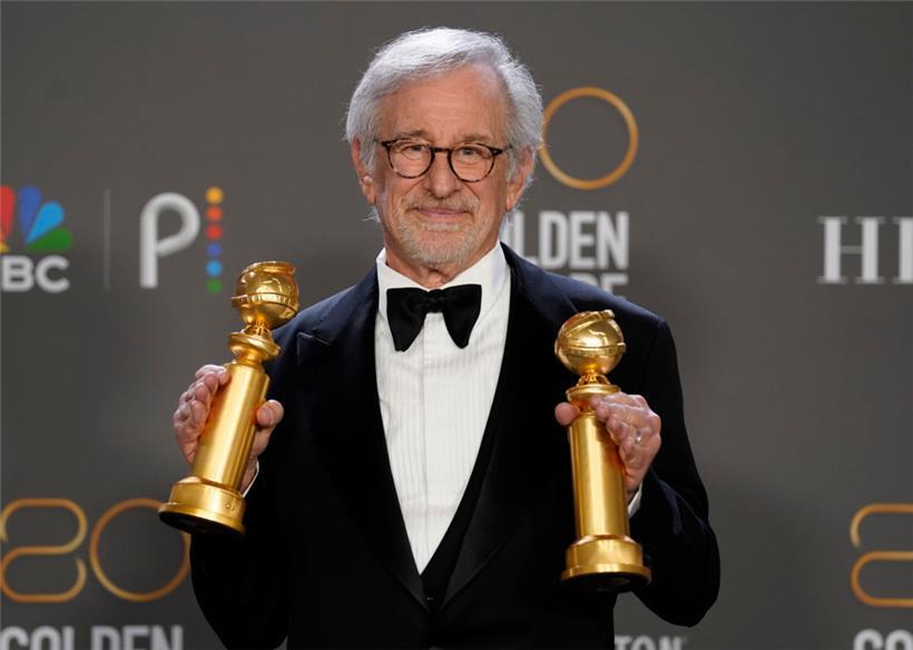 Steven Spielberg, Regisseur aus den USA, hält im Presseraum seine Preise für die beste Regie, Spielfilm und für den besten Spielfilm, Drama für „The Fabelmans“ während der 80. Verleihung der Golden Globe Awards im Beverly Hilton Hotel
