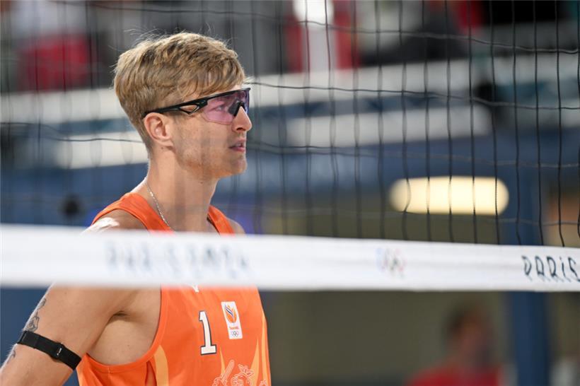 Steven van de Velde steht auf dem Court
