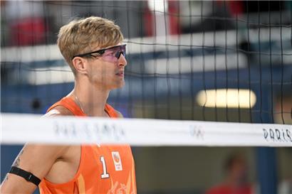 Steven van de Velde steht auf dem Court
