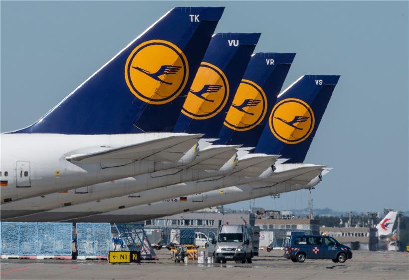 Stillgelegte Passagiermaschinen der Lufthansa stehen am Flughafen Frankfurt
