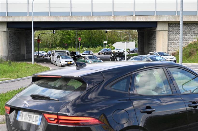 Leeres Verkehrsschild auf leerer Straße als Symbol für Stillstand im Straßenverkehr