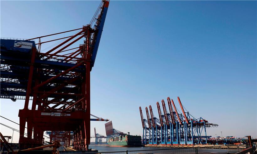 Stillstehende Containerkräne im Hamburger Hafen als Symbol für den wirtschaftlichen Stillstand
