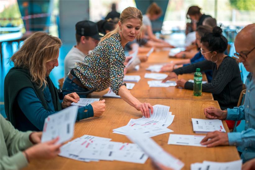 Stimmauszählung in einem Berner Wahllokal
