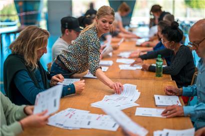 Stimmauszählung in einem Berner Wahllokal

