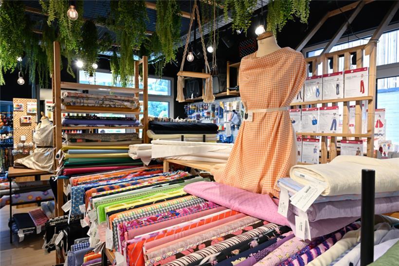 Stoffe in vielen Farben und Mustern
