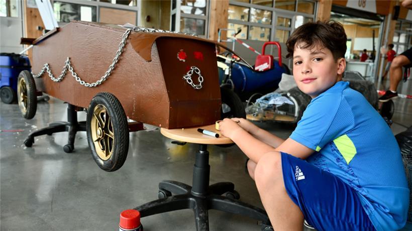 Stolz auf sein Werk: Mit diesem Modell soll es für diesen Piloten am Sonntag an den Start gehen
