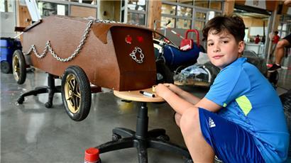 Stolz auf sein Werk: Mit diesem Modell soll es für diesen Piloten am Sonntag an den Start gehen
