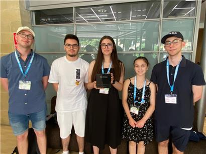 Stolz präsentieren Hanna, Gina und ihre Mitschüler der 2GIG den Ehrenpreis
