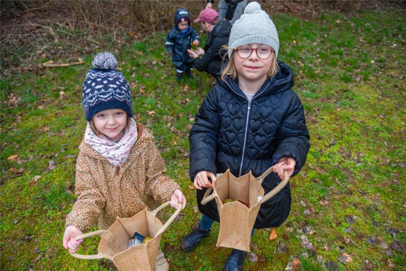 Stolz präsentieren diese beiden ihre Schätze