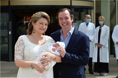 Stolze Eltern: Stéphanie und Guillaume präsentieren den kleinen Charles vor dem CHL

