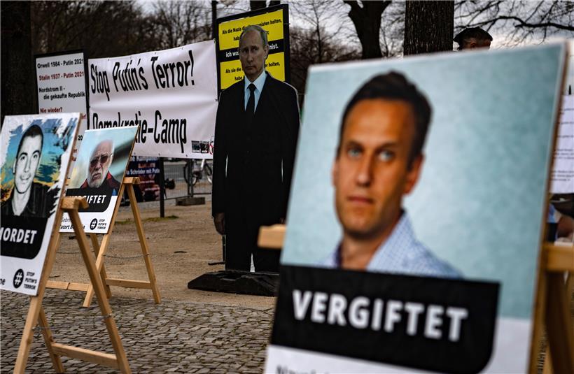 "Stop Putin’s Terror!" steht auf einem Transparent unweit des Brandenburger Tores an der Straße des 17. Juni. Dort hat der in Gründung befindliche Verein "UnKremlin" und die junge russische Gruppe "Perestroj_card" ein Zeltlager errichtet. Mit der Aktion protestieren die Aktivisten gegen Kremlchef Putin. Die Veranstalter fordern unter anderem die Freilassung des Oppositionsführers Nawalny, der zu…
