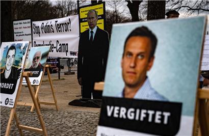 "Stop Putin’s Terror!" steht auf einem Transparent unweit des Brandenburger Tores an der Straße des 17. Juni. Dort hat der in Gründung befindliche Verein "UnKremlin" und die junge russische Gruppe "Perestroj_card" ein Zeltlager errichtet. Mit der Aktion protestieren die Aktivisten gegen Kremlchef Putin. Die Veranstalter fordern unter anderem die Freilassung des Oppositionsführers Nawalny, der zu…
