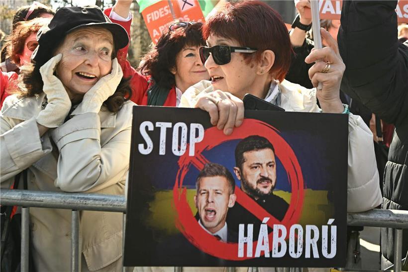 Orban-Anhängerinnen mit „Stoppt den Krieg“-Plakat beim Friedensmarsch in Budapest, März, Demonstration für Frieden