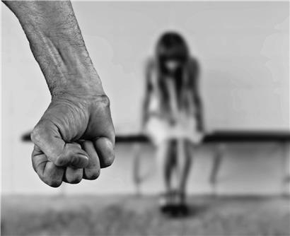 Strafrechtlich verfolgt werden meist nur physische Formen der häuslichen Gewalt, doch auch verletzende Worte, psychischer Druck und aufgezwungene sexuelle Handlungen sind für die Opfer eine extreme Belastung
