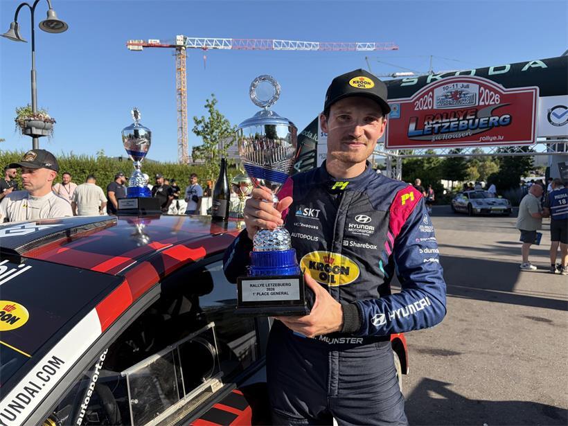 Grégoire Munster jubelt als strahlender Sieger der Rallye Lëtzebuerg, erstmals Rallye-Gewinner in Aktion