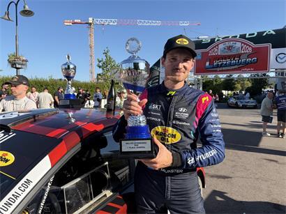 Grégoire Munster jubelt als strahlender Sieger der Rallye Lëtzebuerg, erstmals Rallye-Gewinner in Aktion