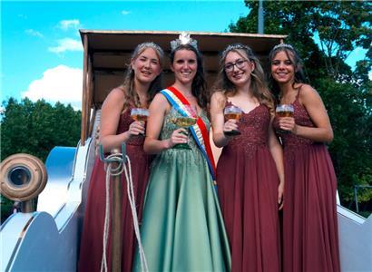 Strahlten mit der Sonne um die Wette: Weinkönigin Anne-Catherine mit ihren Prinzessinnen Lynn, Jill und Anne
