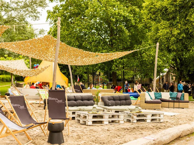 Strand mit Liegestühlen und Mosel bei sonnigem Wetter