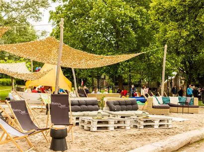 Strand mit Liegestühlen und Mosel bei sonnigem Wetter