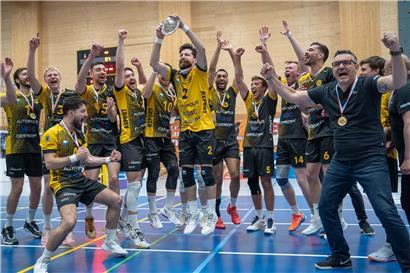 Straßenfußballer jubeln mit sechstem aufeinanderfolgenden Meistertitel bei regionalem Turnier