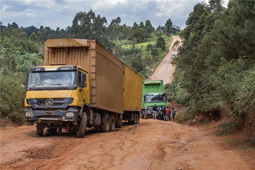 Ausbruch seltener Ebola-Variante im Kongo und in Uganda: WHO ruft Notlage aus Straßen im Grenzgebiet zwischen Demokratischer Republik Kongo und Uganda mit typischer Landschaft und ländlicher Infrastruktur