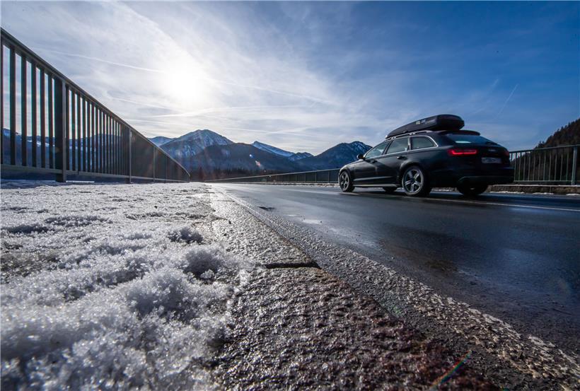 Straßen im Winter sind für die Autos wegen Salz und Nässe eine schädliche Umgebung
