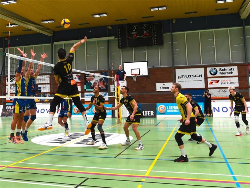 Strassen (schwarze Trikots) bezwang am Freitagabend Diekirch
