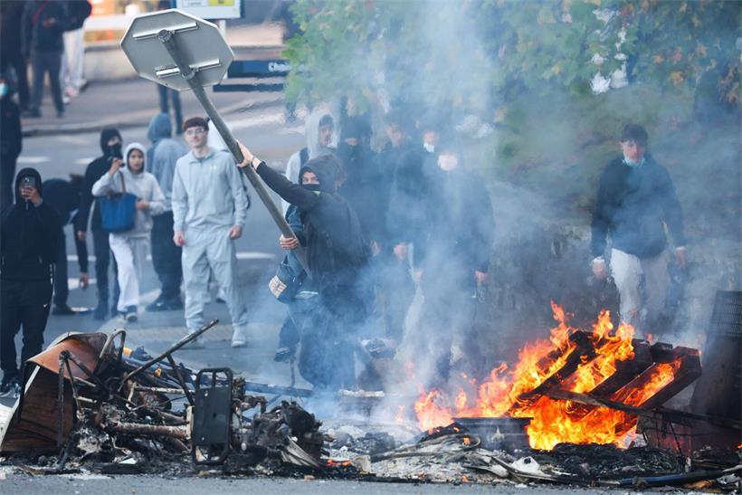 Straßenblockade in Brest – die Proteste haben sich auf Städte in ganz Frankreich ausgeweitet