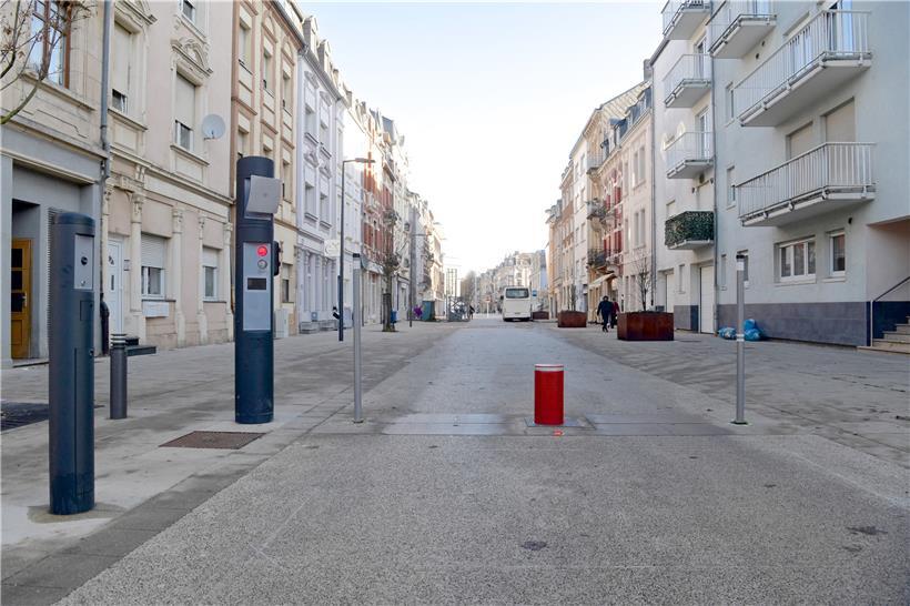 Straßenpoller in Esch: Die betroffenen Bürger sehen rot, die Gemeinde sieht sich im Recht und verweist auf die Sicherheit. Jetzt muss das Gericht entscheiden. 
