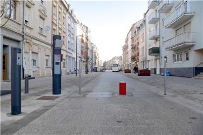 Straßenpoller in Esch: Die betroffenen Bürger sehen rot, die Gemeinde sieht sich im Recht und verweist auf die Sicherheit. Jetzt muss das Gericht entscheiden. 
