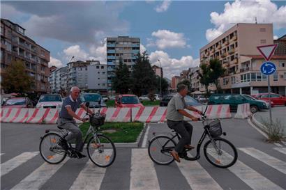 Straßenszene in Mitrovica: In Kosovo wird der Strom dreimal pro Tag für zwei Stunden abgestellt
