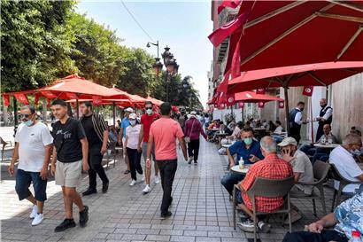 Straßenszene in der Avenue Habib Bourguiba in der Hauptstadt Tunis: Nach dem Arabischen Frühling hat sich für die meisten Tunesier nicht wirklich etwas zum Besseren gewendet
