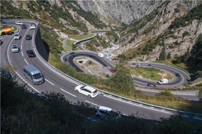 Straßenverkehr auf der Schöllenenstraße zwischen Göschenen und Andermatt. Ein Riss in der Decke des Gotthard-Straßentunnels hat schwere Folgen für eine der wichtigsten Nord-Süd-Verbindungen durch die Schweizer Alpen
