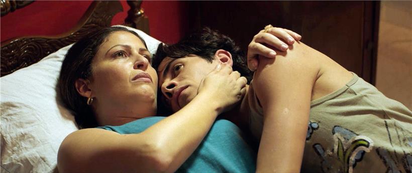 „Streams“ est une histoire d’amour entre une mère et son fils, au sein d’une société tunisienne gangrénée par le patriarcat et la masculinité toxique
