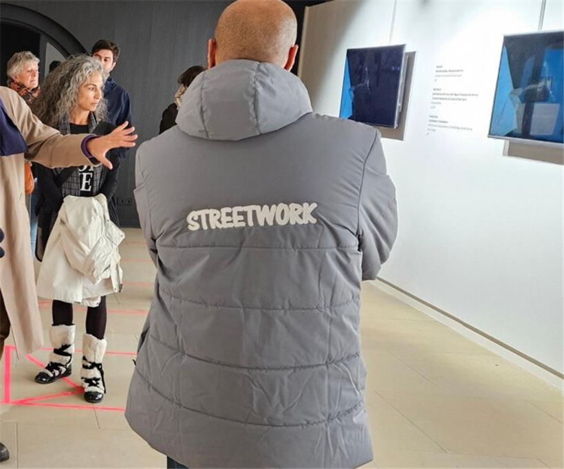 Streetworker von Inter-Actions sind an ihren grauen Jacken zu erkennen
