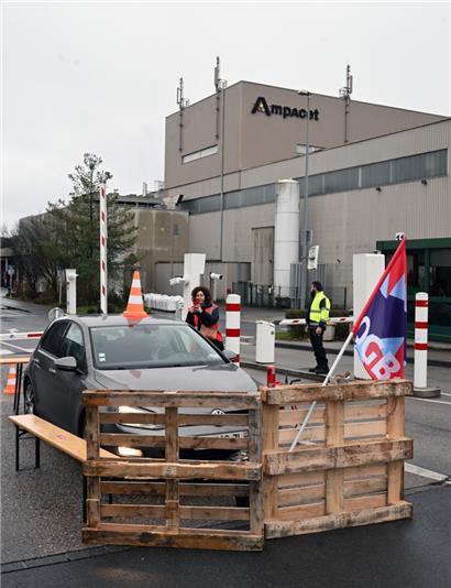 Streikbrecher werden am Verlassen des Firmengeländes gehindert 
