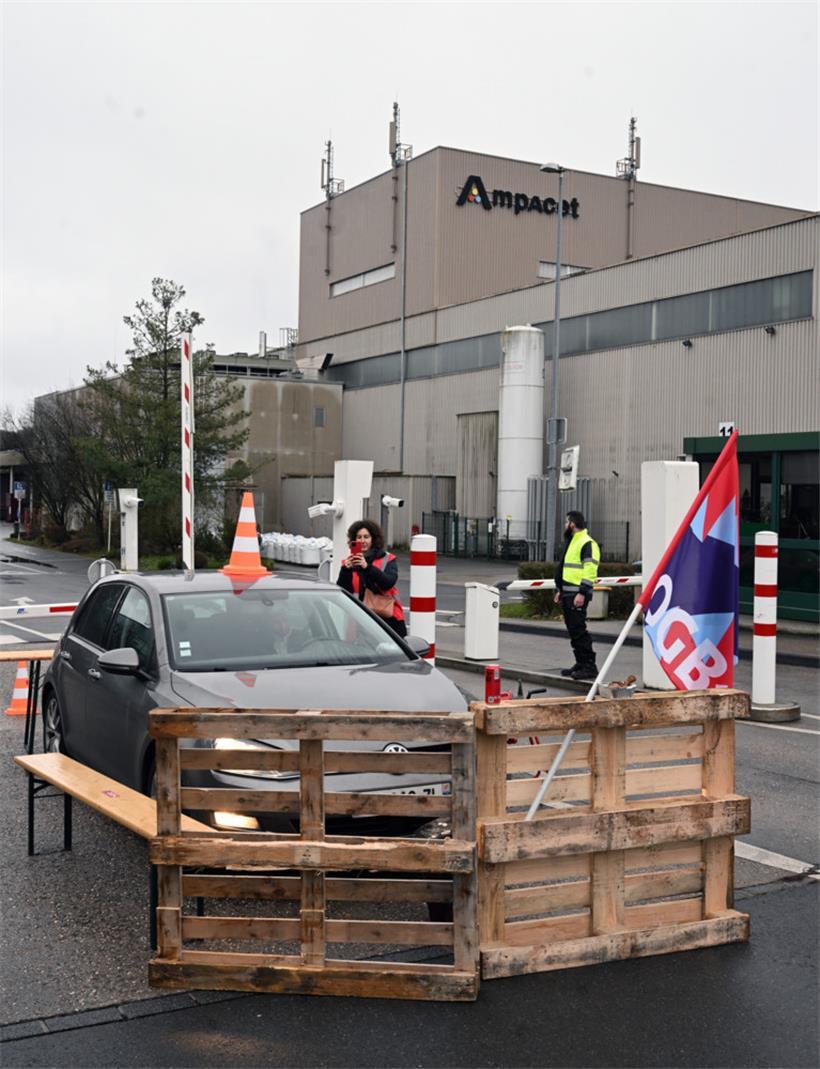Streikbrecher werden am Verlassen des Werkes gehindert. Dem Fahrer bleibt nichts anderes übrig, als die Polizei zu rufen.

