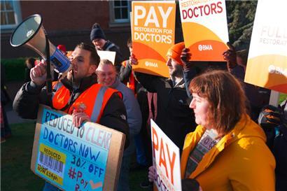 Streikende Assistenzärzte des NHS vor dem Leicester Royal Infirmary
