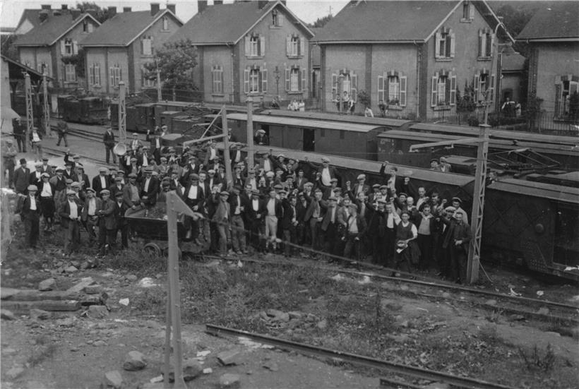 Streikende Bergarbeiter im Juni 1936 beim Zechenhaus in der rue des Mines, wo di...